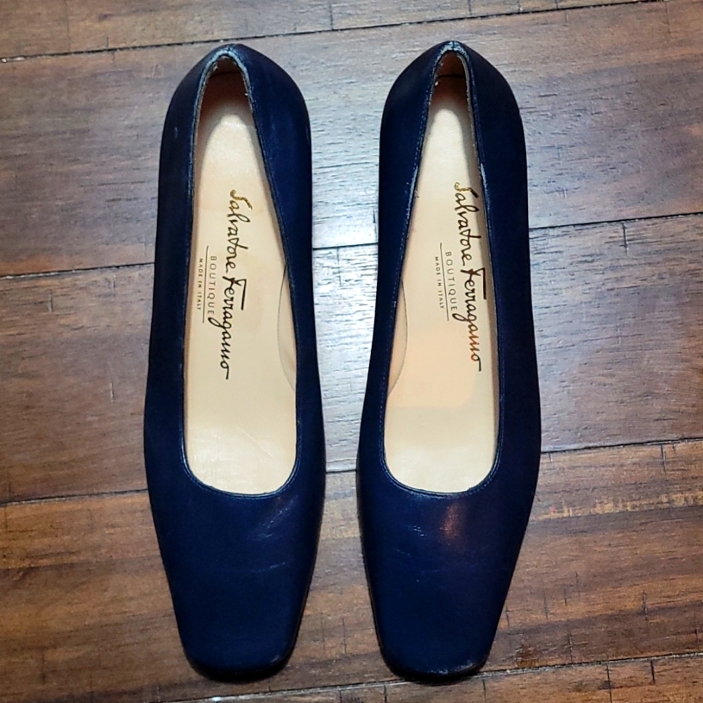 Vintage SALVATORE FERRAGAMO Women's Navy Blue Slip-on Pumps